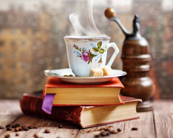 Парова чашка кави на фоні дощового вікна дня — стокове фото