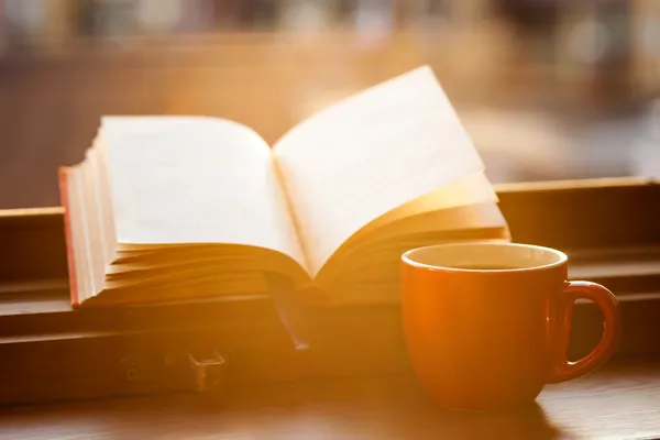 Libri e una tazza di caffè Foto Stock