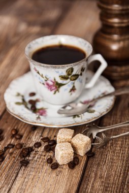 ahşap bir masa üzerinde Vintage kahve fincanı