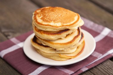 ahşap bir masa üzerine lezzetli gözleme