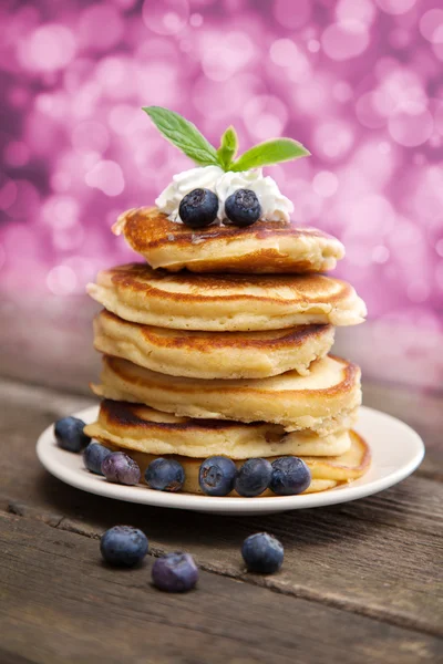 Deliciosos panqueques con arándanos y crema batida —  Fotos de Stock