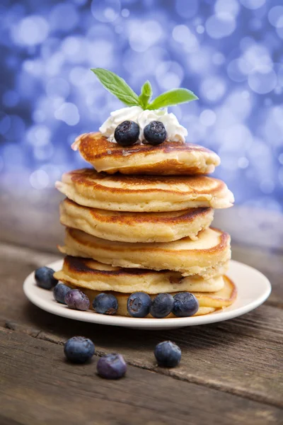 Delicious pancakes with blueberry and whipped cream — Stock Photo, Image