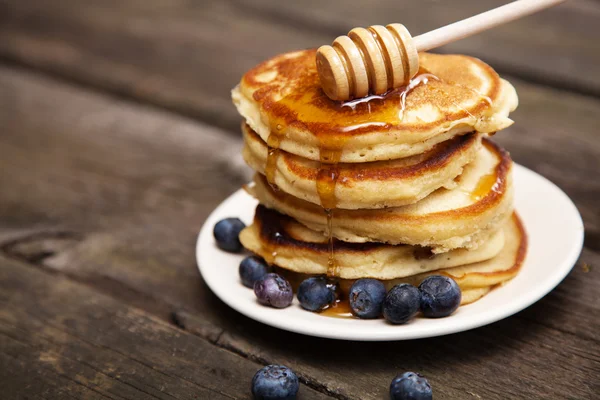 Delicious pancakes with blueberry and honey — Stock Photo, Image