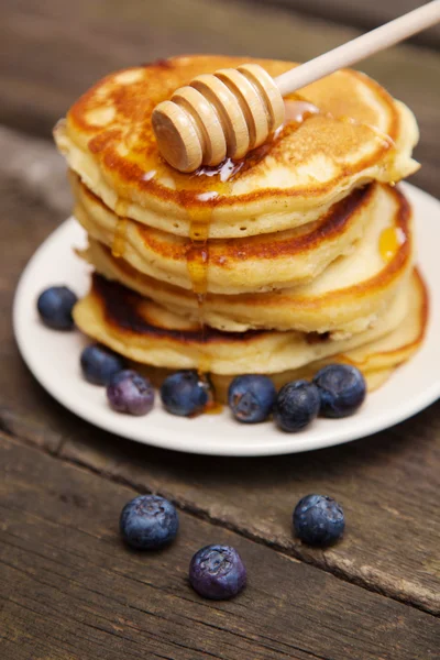 Delicious pancakes with blueberry and honey — Stock Photo, Image