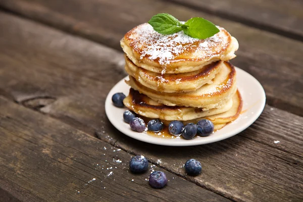 Heerlijke pannenkoeken met bosbessen en mint — Stockfoto