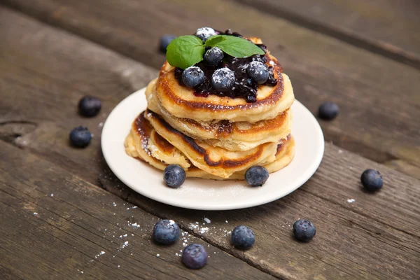 Heerlijke pannenkoeken met bosbessen en mint — Stockfoto