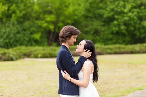 Jeune couple à leur mariage — Photo