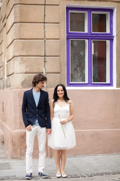 Pareja joven en su boda — Foto de Stock