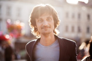 genç adam şehrin sokak