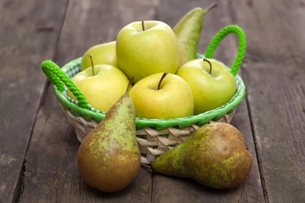 Čerstvá zelená jablka a hrušky na dřevěný stůl — Stock fotografie