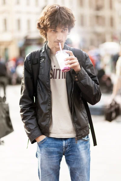 Mladý muž pít mléčný koktejl — Stock fotografie