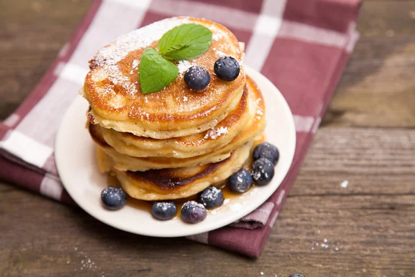 Panquecas deliciosas com mirtilo e hortelã — Fotografia de Stock