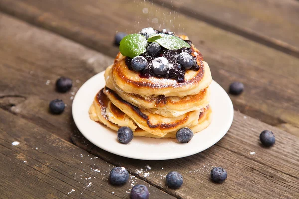 Heerlijke pannenkoeken met bosbessen en mint — Stockfoto