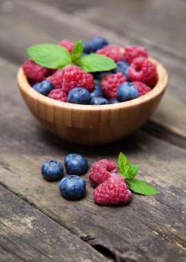 ahşap bir masa üzerinde taze çilek