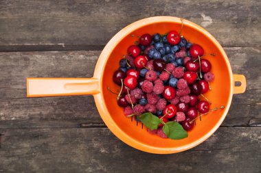 ahşap bir masa üzerinde taze çilek