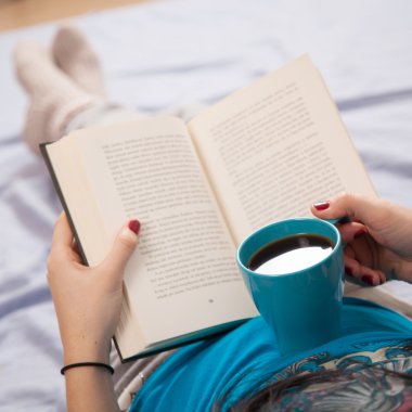 Kitap okuyorum.