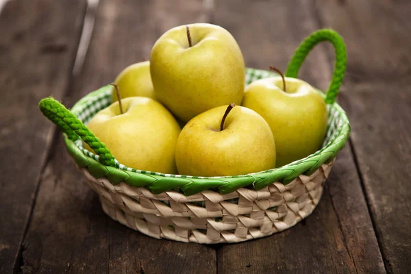 Frische grüne Äpfel und Birnen auf einem Holztisch — Stockfoto