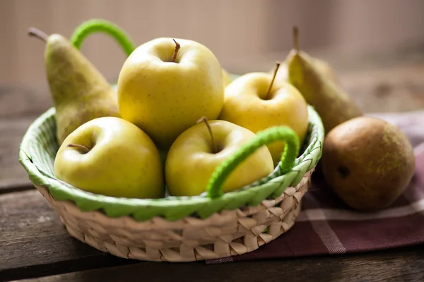 Świeże zielone jabłka i gruszki na drewnianym stołem — Zdjęcie stockowe