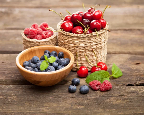 Свежие ягоды на деревянном столе — стоковое фото