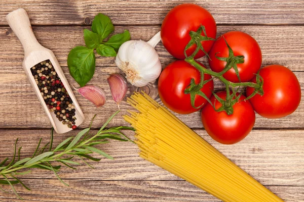 Traditionella spaghetti ingredienser — Stockfoto