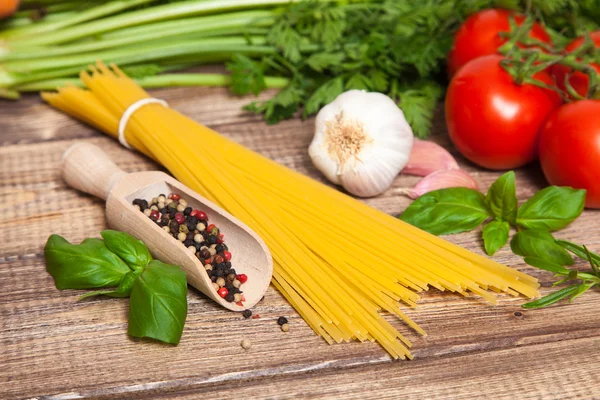 Traditionella spaghetti ingredienser — Stockfoto