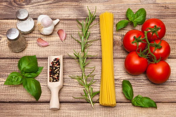 Traditionella spaghetti ingredienser — Stockfoto