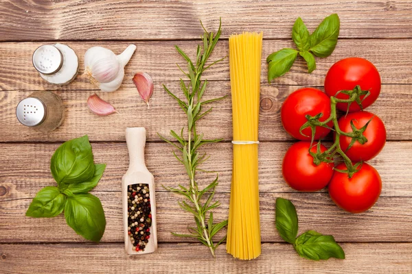 Traditional spaghetti ingredients — Stock Photo, Image