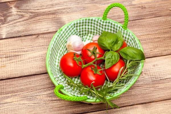Basilikum und Tomaten — Stockfoto