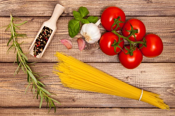 Traditional spaghetti ingredients — Stock Photo, Image