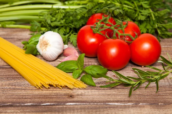 Traditional spaghetti ingredients — Stock Photo, Image