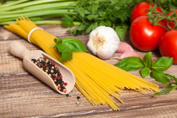 Traditionelle Spaghetti-Zutaten — Stockfoto
