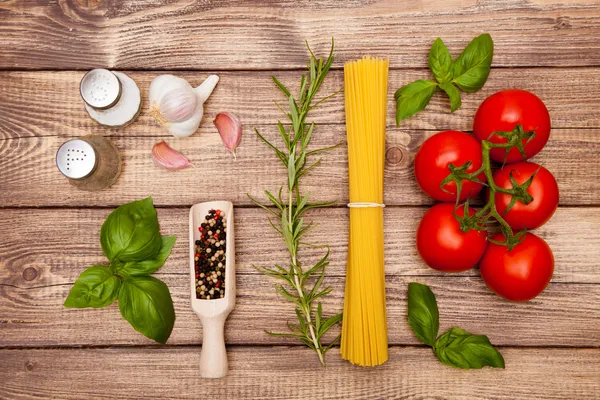 Ingredientes tradicionais de espaguete — Fotografia de Stock