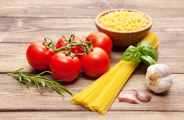 Traditionella spaghetti ingredienser — Stockfoto