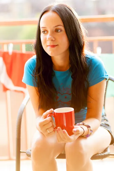 Jeune femme sur son balcon — Photo