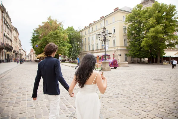 Jovem casal andando na cidade velha — Fotografia de Stock