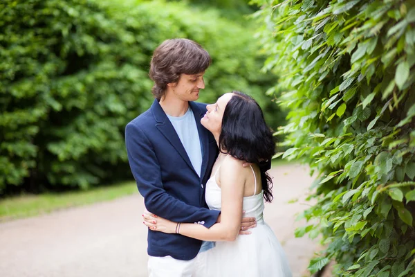 Jeune couple à leur mariage — Photo