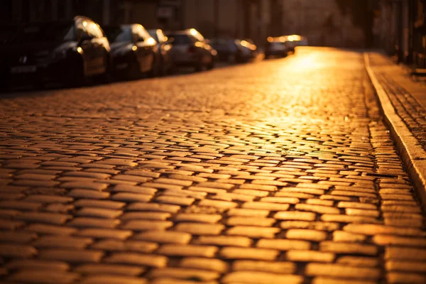 Мощеная дорога в старом европейском городе — стоковое фото