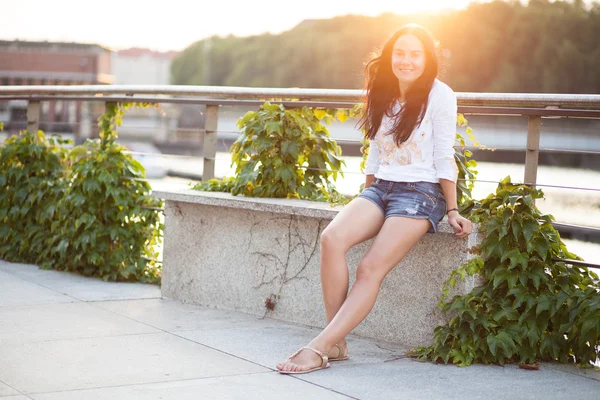 Jeune belle femme en plein air — Photo