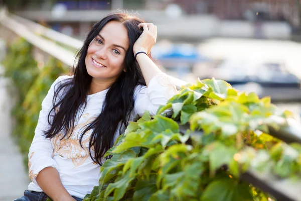 Young beautiful woman outdoors — Stock Photo, Image