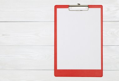 Beyaz tahta üzerinde kırmızı belgenin sahibi