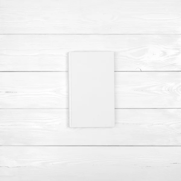 Libro blanco sobre madera blanca — Foto de Stock
