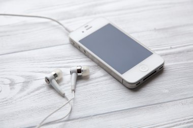 Beyaz ahşap bir masa üstünde iPhone