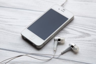 Beyaz ahşap bir masa üstünde iPhone