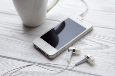 Beyaz ahşap bir masa üstünde iPhone