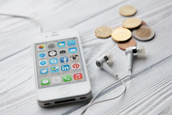 IPhone auf weißem Holztisch — Stockfoto