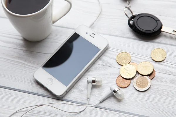 IPhone en una mesa de madera blanca — Foto de Stock