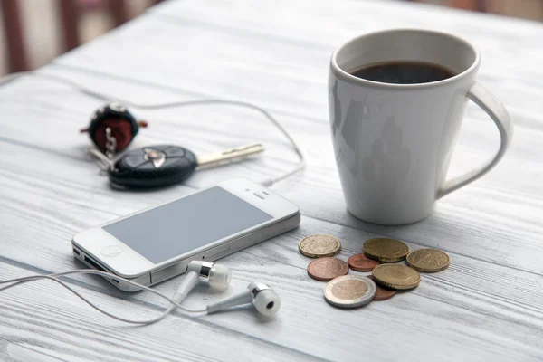 IPhone em uma mesa de madeira branca — Fotografia de Stock