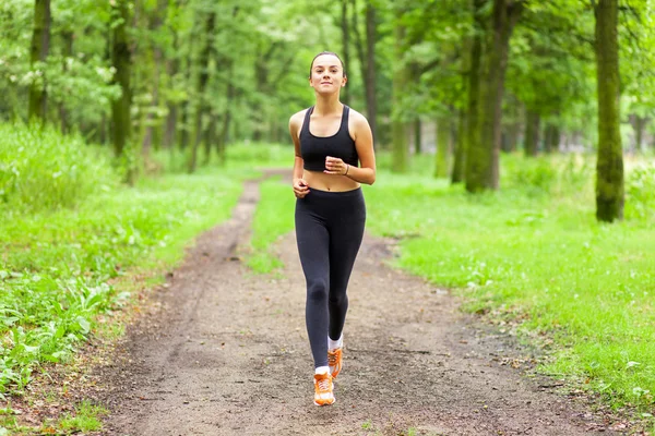 Junge Frau arbeitet in einem Park — Stockfoto