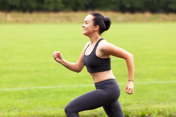 Jeune femme travaillant dans un parc — Photo