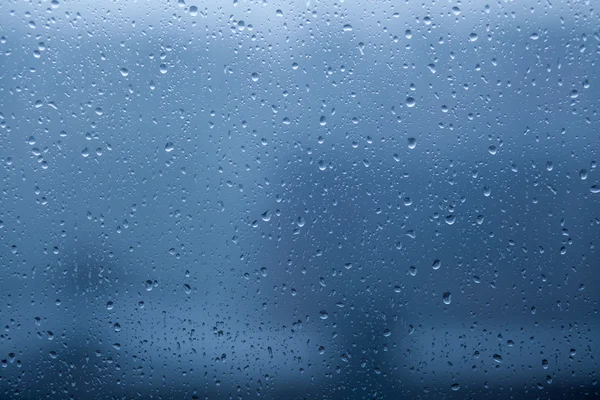 Blick aus dem Fenster auf die Stadt an einem regnerischen Tag — Stockfoto